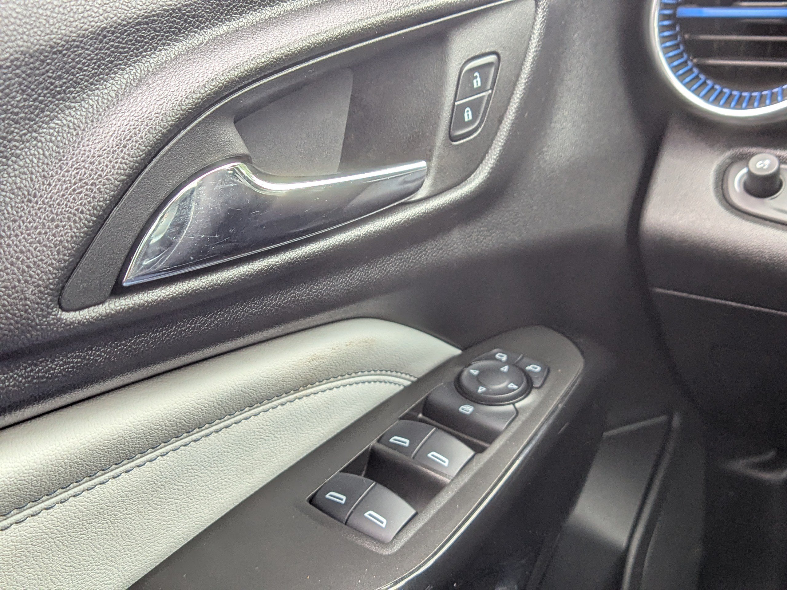 Used 2025 Chevrolet Trax LT FWD image 25