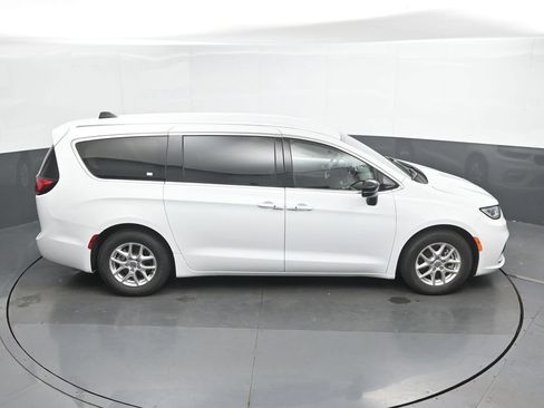 Used 2024 Chrysler Pacifica Touring-L FWD image 32