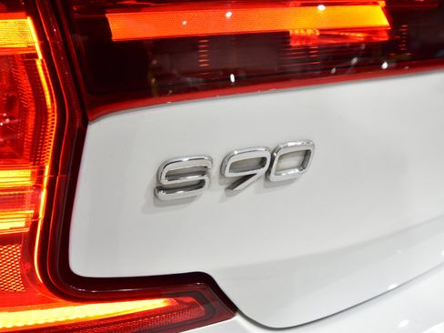 Used 2017 Volvo S90 T6 Momentum w/ Vision Package image 9