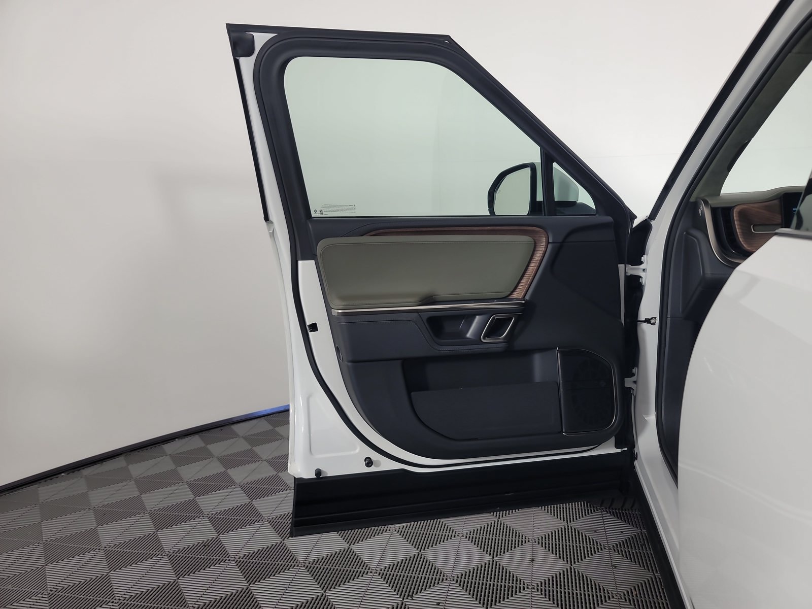 Used 2023 Rivian R1T Adventure Dual AWD/4WD image 16