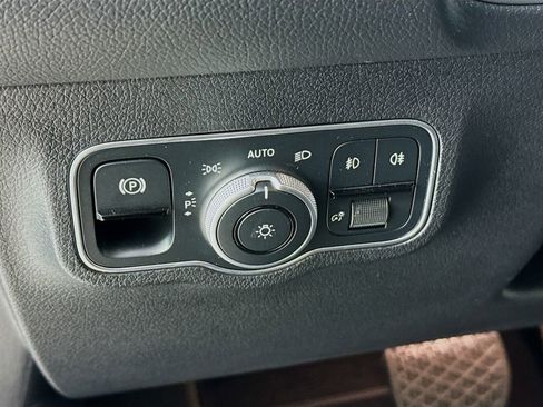 Used 2025 Mercedes-Benz GLB 250 4MATIC image 11