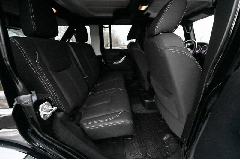 Used 2015 Jeep Wrangler Unlimited Sahara w/ Dual Top Group AWD/4WD image 31