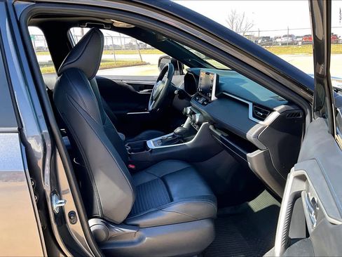 Used 2021 Toyota RAV4 XSE image 9