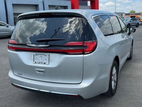 Used 2024 Chrysler Pacifica Touring-L FWD image 6