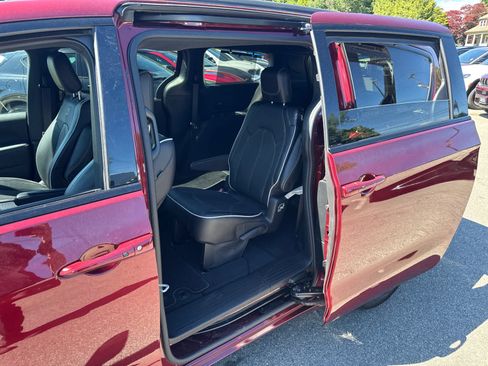 Used 2023 Chrysler Pacifica Limited w/ S Appearance Package FWD image 27