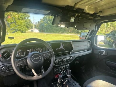 Used 2025 Jeep Wrangler Unlimited Rubicon AWD/4WD image 13