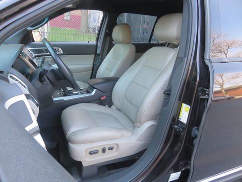 Used 2014 Ford Explorer XLT w/ Equipment Group 202A image 10