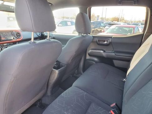 Used 2017 Toyota Tacoma TRD Sport AWD/4WD image 11