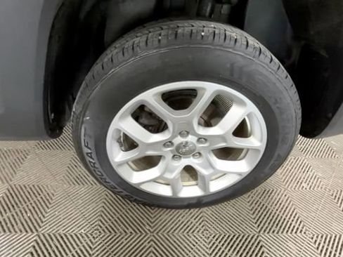 Used 2018 Jeep Renegade Latitude AWD/4WD image 23