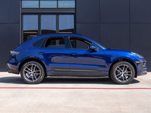 Certified 2025 Porsche Macan image 12