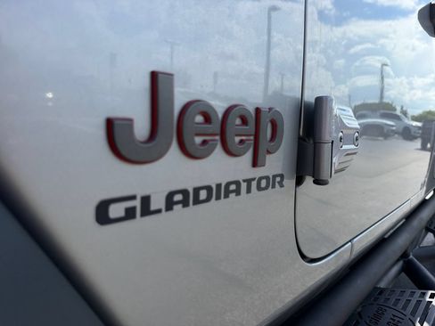 Used 2020 Jeep Gladiator Rubicon AWD/4WD image 9
