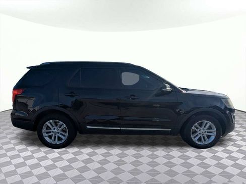 Used 2016 Ford Explorer XLT FWD image 2