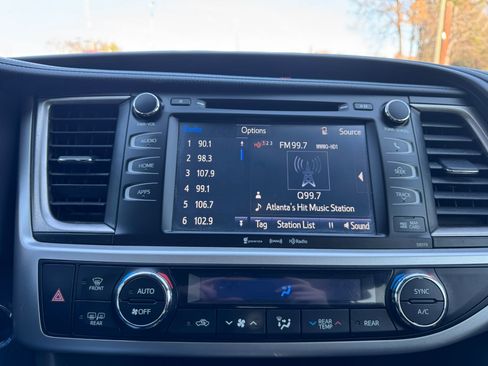 Used 2017 Toyota Highlander SE image 19