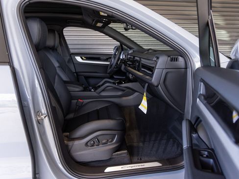 Certified 2026 Porsche Cayenne Base image 34