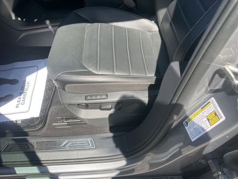 Used 2024 Volkswagen Atlas SEL AWD/4WD image 32