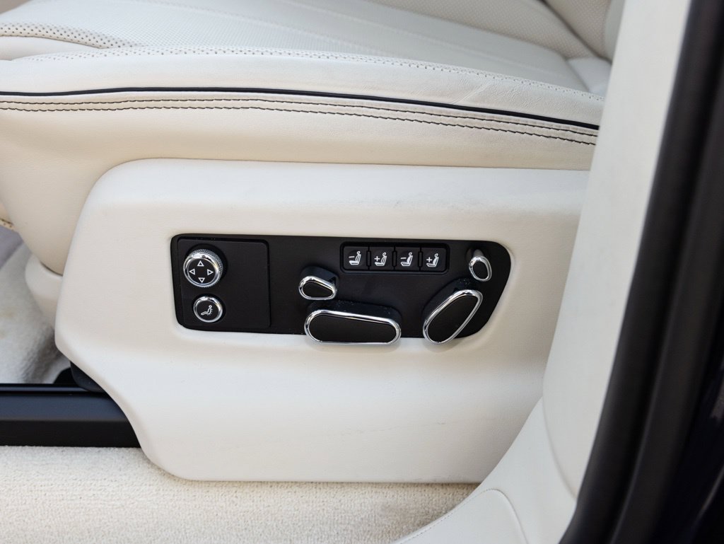 Used 2025 Bentley Bentayga AWD/4WD image 34