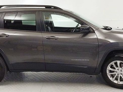 Used 2022 Jeep Cherokee Latitude Lux AWD/4WD image 2