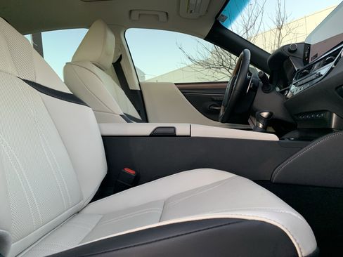 Used 2025 Lexus ES 300h w/ Luxury Package image 35