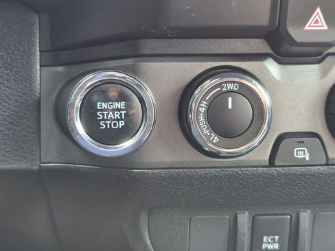Used 2022 Toyota Tacoma TRD Off-Road AWD/4WD image 30