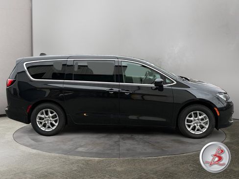 Used 2022 Chrysler Voyager LX image 8
