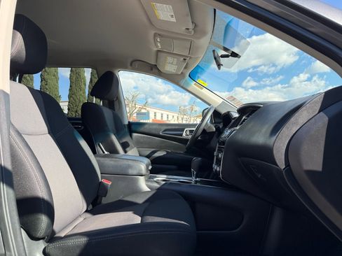 Used 2019 Nissan Pathfinder S image 17
