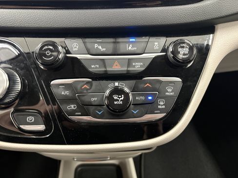 Used 2024 Chrysler Pacifica Touring-L FWD image 18