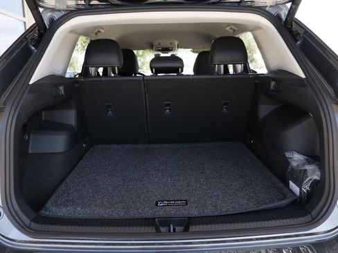 Certified 2025 Volkswagen Tiguan SE FWD image 30