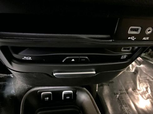 Used 2020 Chrysler Pacifica Limited w/ Tire & Wheel Group image 35