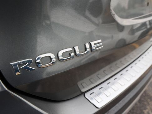 Used 2017 Nissan Rogue SV w/ Midnight Edition FWD image 11