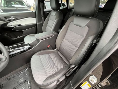 Used 2025 Chevrolet Trax LT image 36