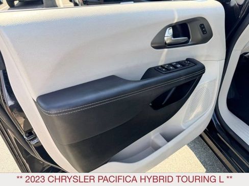 Used 2023 Chrysler Pacifica Touring-L FWD image 9