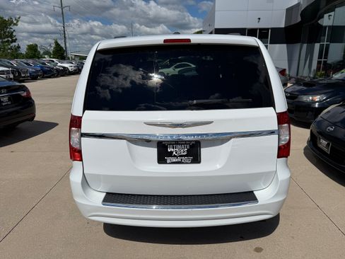 Used 2016 Chrysler Town & Country Touring w/ Driver Convenience Group FWD image 5