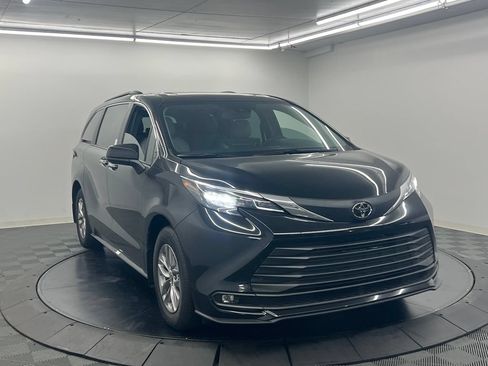 Used 2026 Toyota Sienna XLE FWD image 3