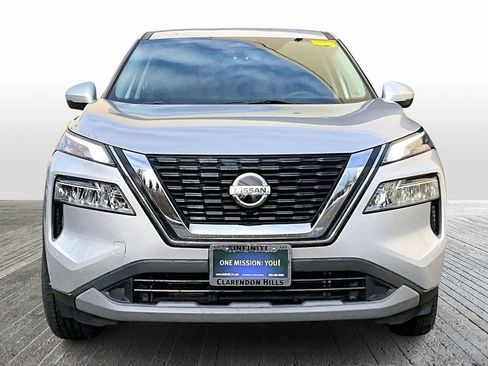 Used 2021 Nissan Rogue SV image 2