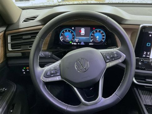 Used 2025 Volkswagen Atlas SE AWD/4WD image 13