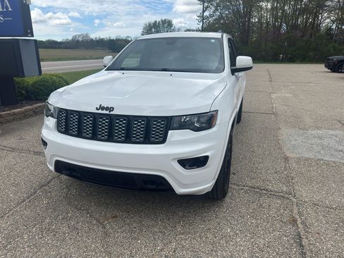 Used 2019 Jeep Grand Cherokee Altitude AWD/4WD image 2