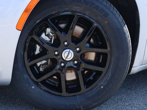 Used 2023 Chrysler Pacifica Touring-L image 16