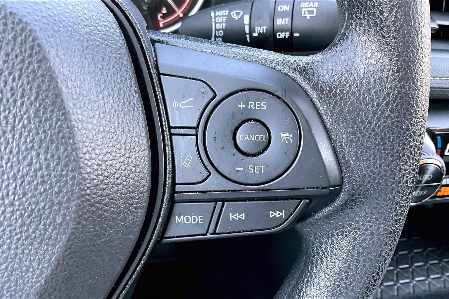 Used 2025 Toyota RAV4 XLE AWD/4WD image 21