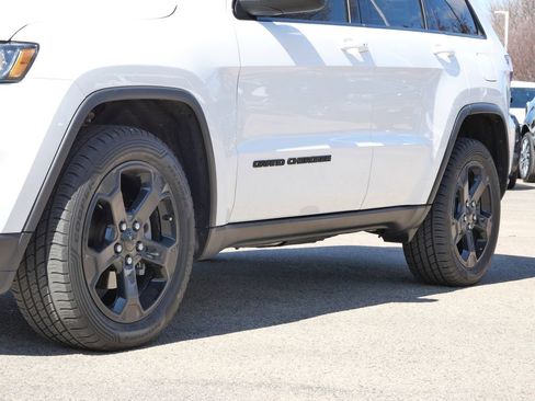Used 2019 Jeep Grand Cherokee Laredo AWD/4WD image 5