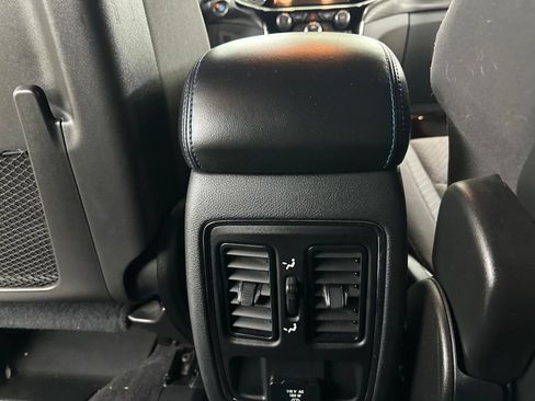 Used 2019 Jeep Grand Cherokee Laredo AWD/4WD image 27