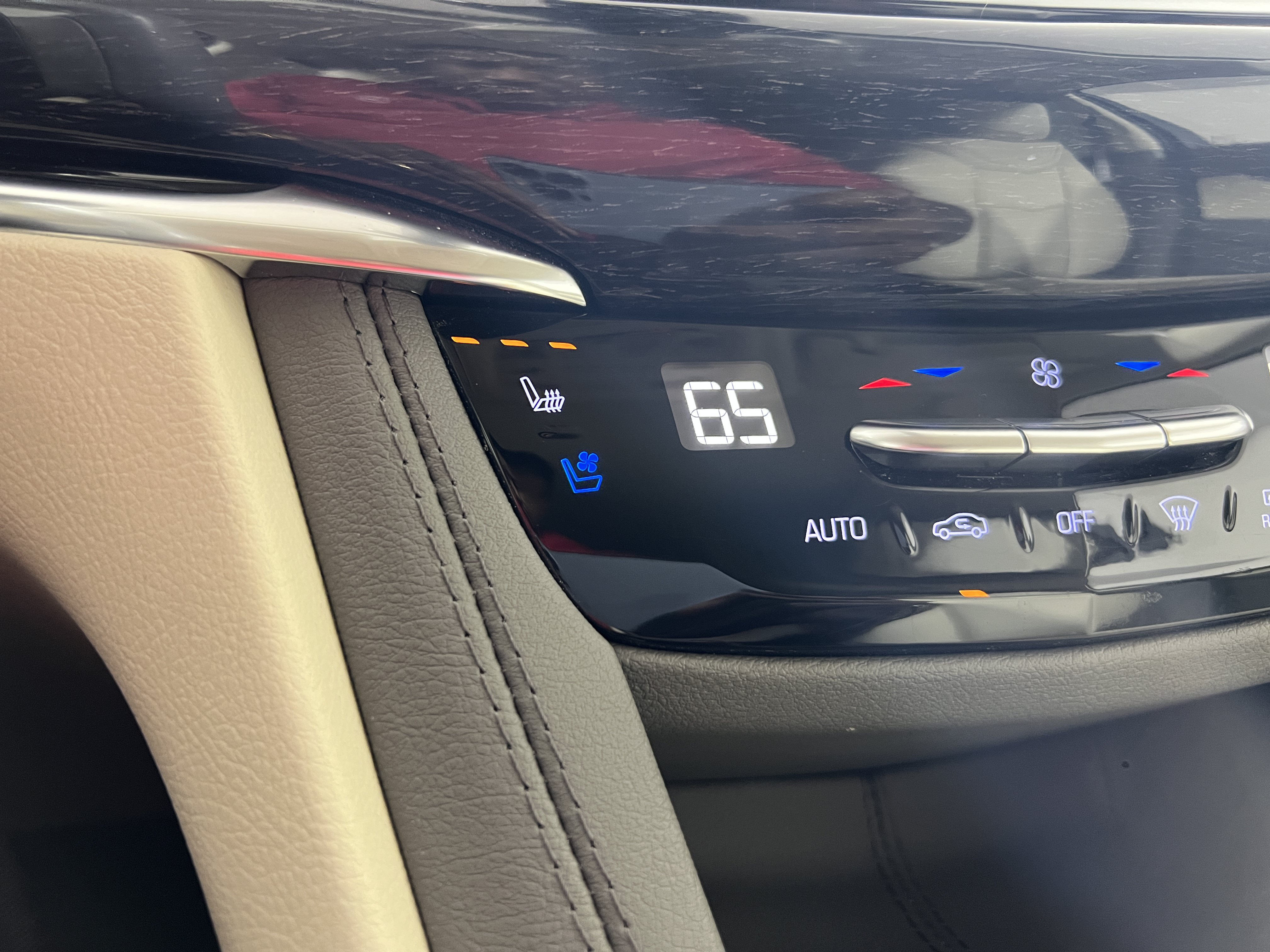 Used 2024 Cadillac XT6 Premium Luxury w/ Technology Package FWD image 21