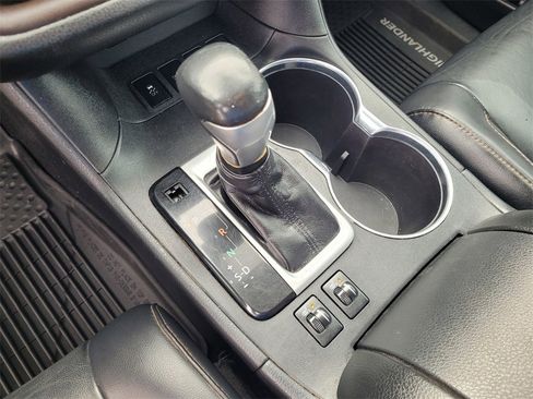 Used 2019 Toyota Highlander XLE image 18