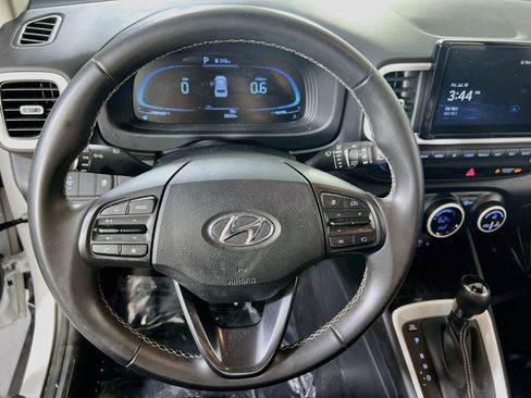 Used 2023 Hyundai Venue Limited FWD image 11