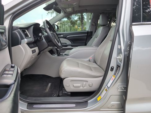 Used 2019 Toyota Highlander Limited Platinum FWD image 16
