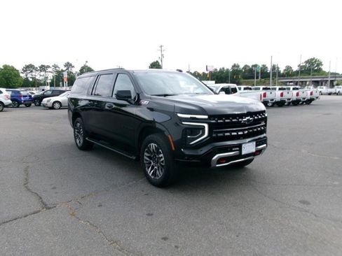 Used 2025 Chevrolet Suburban Z71 AWD/4WD image 4