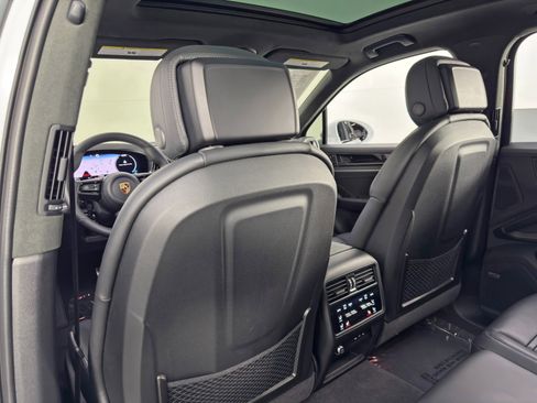 Used 2024 Porsche Cayenne S w/ Premium Package Plus image 36