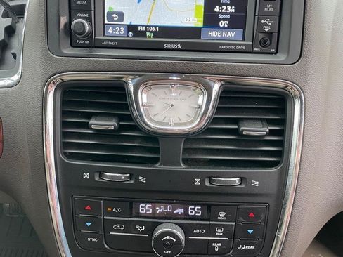 Used 2014 Chrysler Town & Country Touring FWD image 21