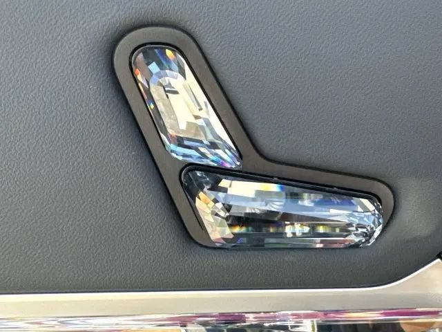 Used 2025 BMW 740i xDrive w/ Premium Package AWD/4WD image 35