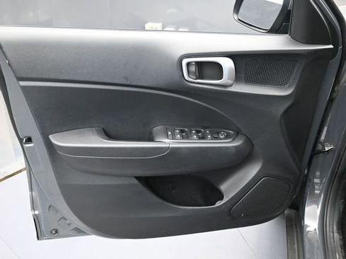 Used 2025 Hyundai Venue SEL FWD image 15