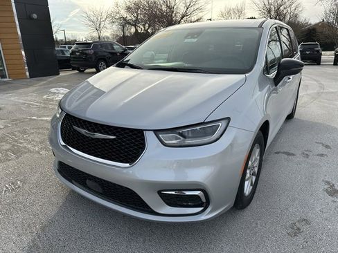 Used 2024 Chrysler Pacifica Touring-L image 2